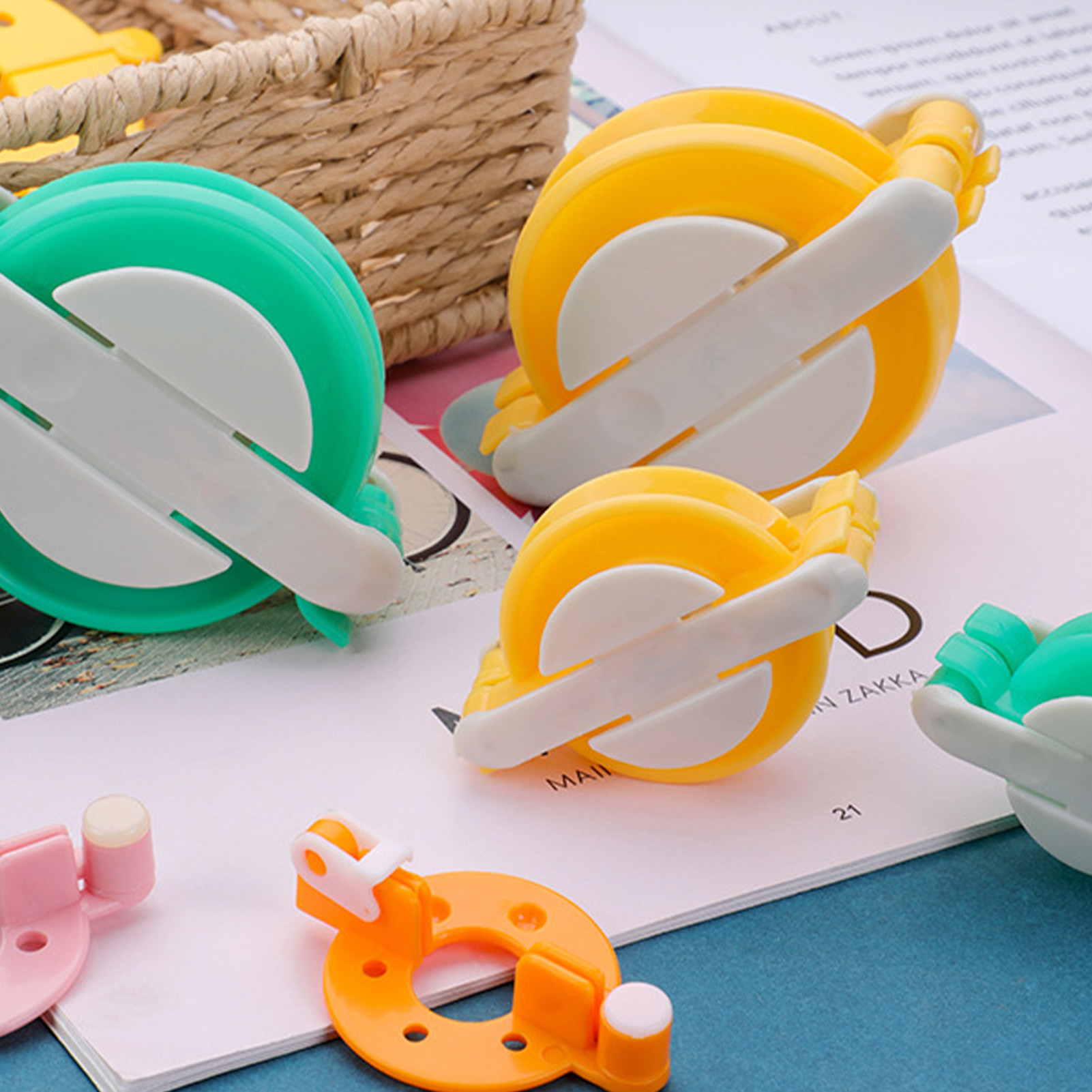 Pom Pom Maker Tool - プロ仕様のポンポン作成キット。DIYクラフト、編み物、かぎ針編み、毛糸玉作りに最適な樹脂製ツールセット。初心者でも簡単に使える。