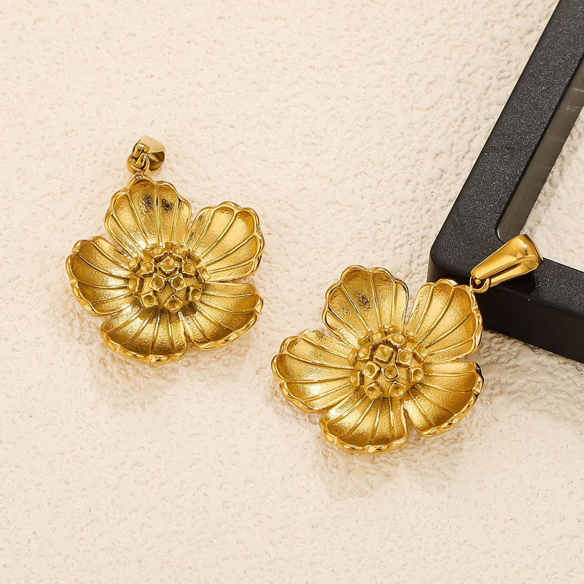 2 個ロットステンレス鋼チャームペンダント自由奔放に生きる花 - Embellishment Crafts のレビューと価格